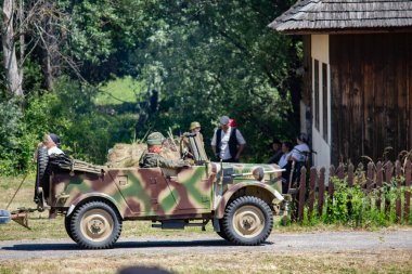 İkinci Dünya Savaşı 'nın yeniden inşası. Alman ve Sovyet ordusundaki askeri üniformalı insanlar.