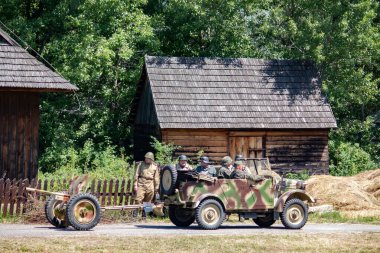 İkinci Dünya Savaşı 'nın yeniden inşası. Alman ve Sovyet ordusundaki askeri üniformalı insanlar.