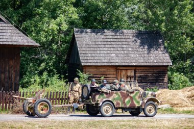 İkinci Dünya Savaşı 'nın yeniden inşası. Alman ve Sovyet ordusundaki askeri üniformalı insanlar.