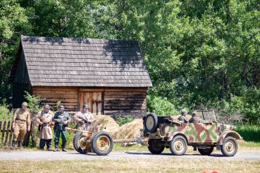 İkinci Dünya Savaşı 'nın yeniden inşası. Alman ve Sovyet ordusundaki askeri üniformalı insanlar.