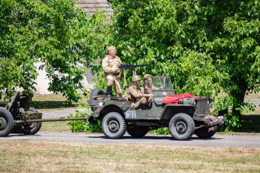 İkinci Dünya Savaşı 'nın yeniden inşası. Alman ve Sovyet ordusundaki askeri üniformalı insanlar.