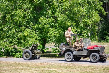 İkinci Dünya Savaşı 'nın yeniden inşası. Alman ve Sovyet ordusundaki askeri üniformalı insanlar.