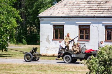 İkinci Dünya Savaşı 'nın yeniden inşası. Alman ve Sovyet ordusundaki askeri üniformalı insanlar.