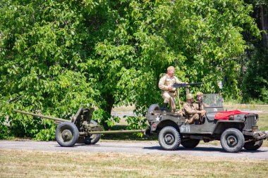 İkinci Dünya Savaşı 'nın yeniden inşası. Alman ve Sovyet ordusundaki askeri üniformalı insanlar.