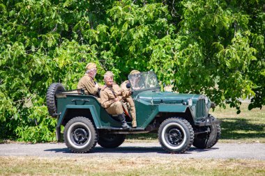 İkinci Dünya Savaşı 'nın yeniden inşası. Alman ve Sovyet ordusundaki askeri üniformalı insanlar.