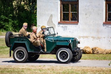 İkinci Dünya Savaşı 'nın yeniden inşası. Alman ve Sovyet ordusundaki askeri üniformalı insanlar.