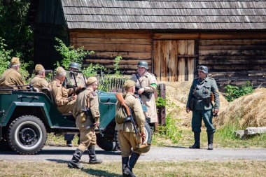 İkinci Dünya Savaşı 'nın yeniden inşası. Alman ve Sovyet ordusundaki askeri üniformalı insanlar.
