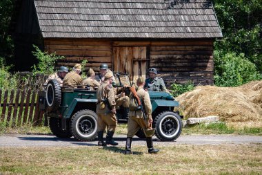 İkinci Dünya Savaşı 'nın yeniden inşası. Alman ve Sovyet ordusundaki askeri üniformalı insanlar.