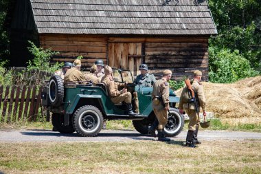 İkinci Dünya Savaşı 'nın yeniden inşası. Alman ve Sovyet ordusundaki askeri üniformalı insanlar.