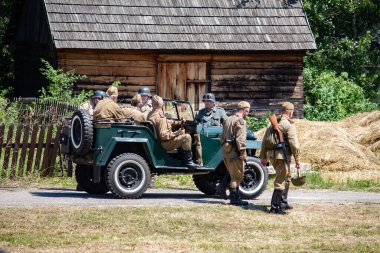 İkinci Dünya Savaşı 'nın yeniden inşası. Alman ve Sovyet ordusundaki askeri üniformalı insanlar.