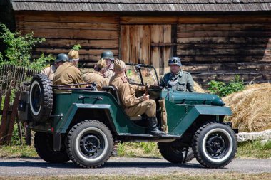 İkinci Dünya Savaşı 'nın yeniden inşası. Alman ve Sovyet ordusundaki askeri üniformalı insanlar.