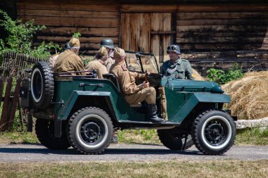 İkinci Dünya Savaşı 'nın yeniden inşası. Alman ve Sovyet ordusundaki askeri üniformalı insanlar.