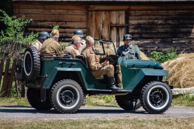 İkinci Dünya Savaşı 'nın yeniden inşası. Alman ve Sovyet ordusundaki askeri üniformalı insanlar.