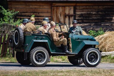 İkinci Dünya Savaşı 'nın yeniden inşası. Alman ve Sovyet ordusundaki askeri üniformalı insanlar.