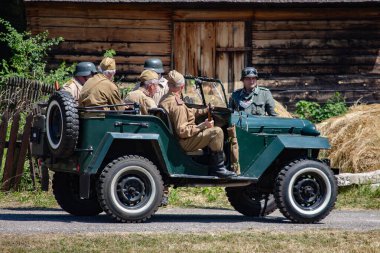 İkinci Dünya Savaşı 'nın yeniden inşası. Alman ve Sovyet ordusundaki askeri üniformalı insanlar.