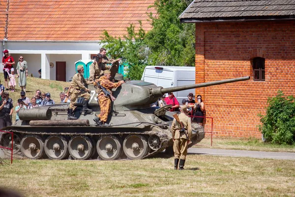 İkinci Dünya Savaşı 'nın yeniden inşası. Alman ve Sovyet ordusundaki askeri üniformalı insanlar.