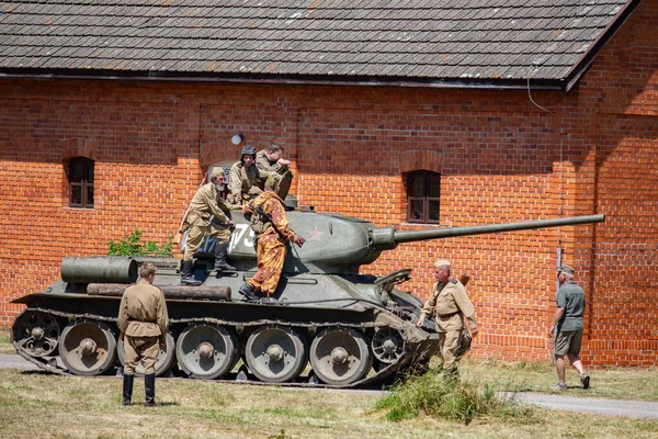 İkinci Dünya Savaşı 'nın yeniden inşası. Alman ve Sovyet ordusundaki askeri üniformalı insanlar.
