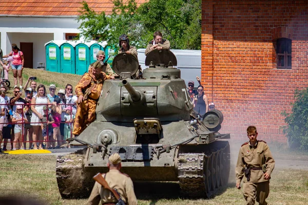 İkinci Dünya Savaşı 'nın yeniden inşası. Alman ve Sovyet ordusundaki askeri üniformalı insanlar.
