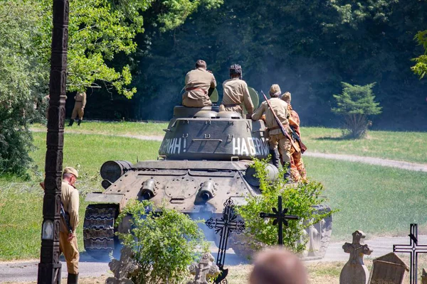 İkinci Dünya Savaşı 'nın yeniden inşası. Alman ve Sovyet ordusundaki askeri üniformalı insanlar.