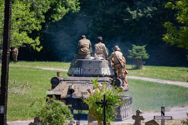 İkinci Dünya Savaşı 'nın yeniden inşası. Alman ve Sovyet ordusundaki askeri üniformalı insanlar.