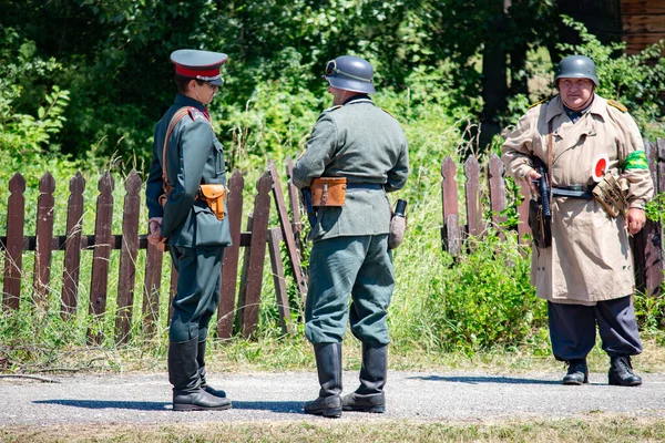 İkinci Dünya Savaşı 'nın yeniden inşası. Alman ve Sovyet ordusundaki askeri üniformalı insanlar.