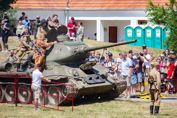 İkinci Dünya Savaşı 'nın yeniden inşası. Alman ve Sovyet ordusundaki askeri üniformalı insanlar.