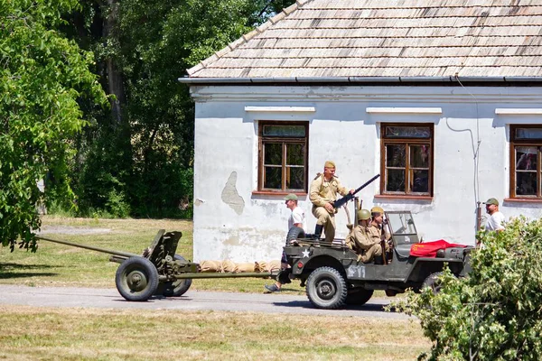 İkinci Dünya Savaşı 'nın yeniden inşası. Alman ve Sovyet ordusundaki askeri üniformalı insanlar.