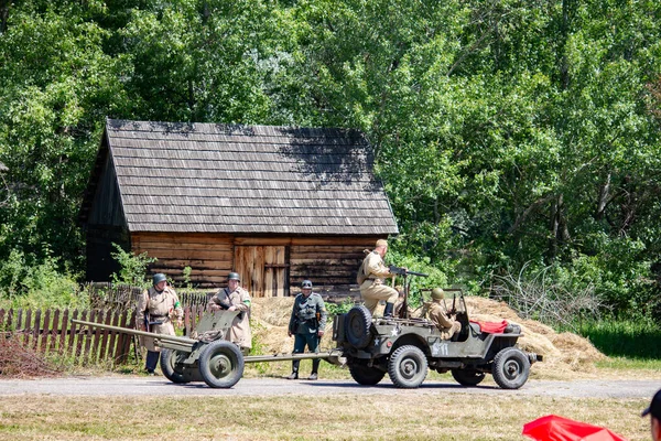 İkinci Dünya Savaşı 'nın yeniden inşası. Alman ve Sovyet ordusundaki askeri üniformalı insanlar.
