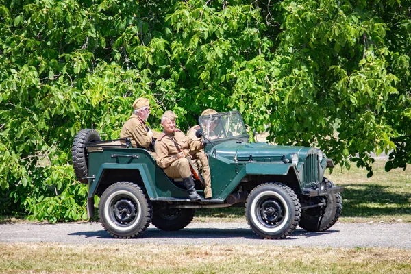İkinci Dünya Savaşı 'nın yeniden inşası. Alman ve Sovyet ordusundaki askeri üniformalı insanlar.
