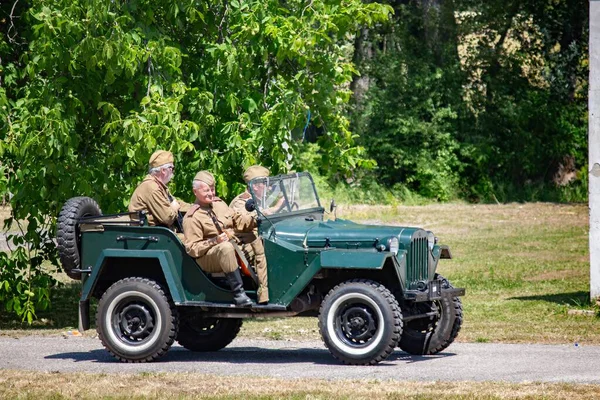 İkinci Dünya Savaşı 'nın yeniden inşası. Alman ve Sovyet ordusundaki askeri üniformalı insanlar.