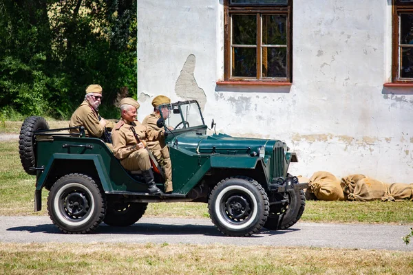 İkinci Dünya Savaşı 'nın yeniden inşası. Alman ve Sovyet ordusundaki askeri üniformalı insanlar.