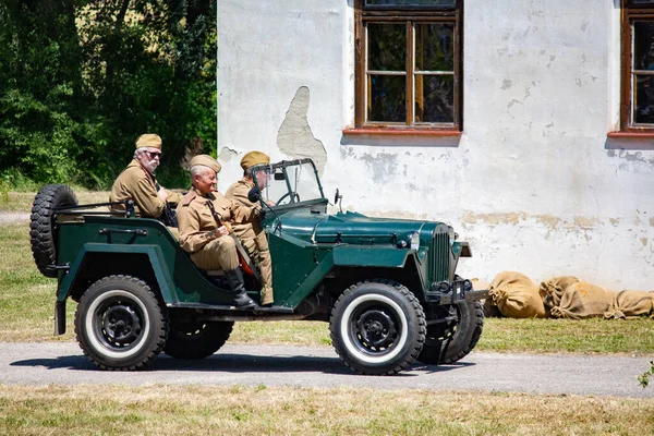 İkinci Dünya Savaşı 'nın yeniden inşası. Alman ve Sovyet ordusundaki askeri üniformalı insanlar.