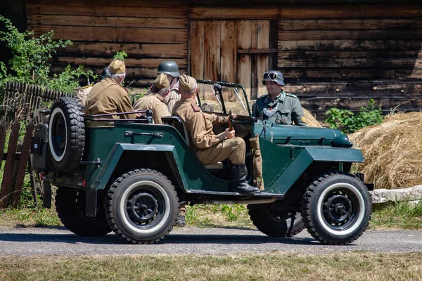 İkinci Dünya Savaşı 'nın yeniden inşası. Alman ve Sovyet ordusundaki askeri üniformalı insanlar.