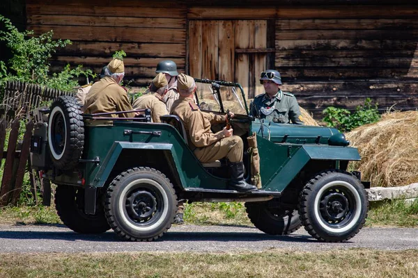 İkinci Dünya Savaşı 'nın yeniden inşası. Alman ve Sovyet ordusundaki askeri üniformalı insanlar.
