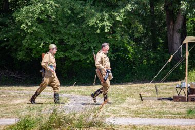 İkinci Dünya Savaşı 'nın yeniden inşası. Alman ve Sovyet ordusundaki askeri üniformalı insanlar.