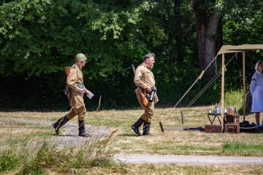 İkinci Dünya Savaşı 'nın yeniden inşası. Alman ve Sovyet ordusundaki askeri üniformalı insanlar.