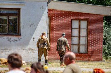 İkinci Dünya Savaşı 'nın yeniden inşası. Alman ve Sovyet ordusundaki askeri üniformalı insanlar.