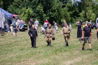 İkinci Dünya Savaşı 'nın yeniden inşası. Alman ve Sovyet ordusundaki askeri üniformalı insanlar.