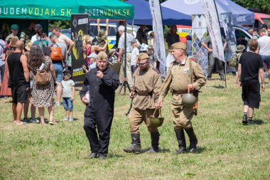 İkinci Dünya Savaşı 'nın yeniden inşası. Alman ve Sovyet ordusundaki askeri üniformalı insanlar.