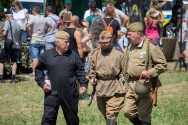İkinci Dünya Savaşı 'nın yeniden inşası. Alman ve Sovyet ordusundaki askeri üniformalı insanlar.