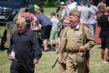 İkinci Dünya Savaşı 'nın yeniden inşası. Alman ve Sovyet ordusundaki askeri üniformalı insanlar.