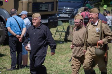 İkinci Dünya Savaşı 'nın yeniden inşası. Alman ve Sovyet ordusundaki askeri üniformalı insanlar.