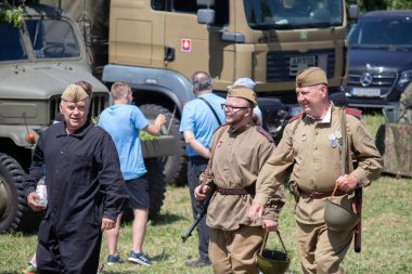 İkinci Dünya Savaşı 'nın yeniden inşası. Alman ve Sovyet ordusundaki askeri üniformalı insanlar.