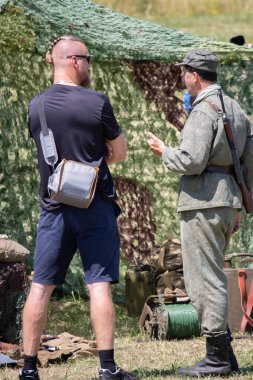 İkinci Dünya Savaşı 'nın yeniden inşası. Alman ve Sovyet ordusundaki askeri üniformalı insanlar.