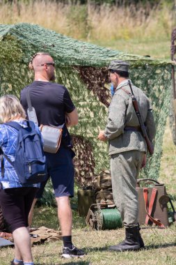 İkinci Dünya Savaşı 'nın yeniden inşası. Alman ve Sovyet ordusundaki askeri üniformalı insanlar.