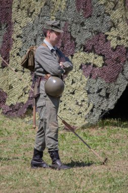 İkinci Dünya Savaşı 'nın yeniden inşası. Alman ve Sovyet ordusundaki askeri üniformalı insanlar.