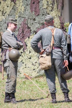 İkinci Dünya Savaşı 'nın yeniden inşası. Alman ve Sovyet ordusundaki askeri üniformalı insanlar.