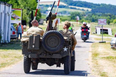 İkinci Dünya Savaşı 'nın yeniden inşası. Alman ve Sovyet ordusundaki askeri üniformalı insanlar.