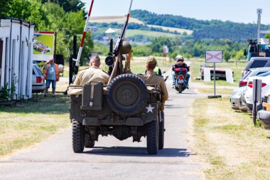 İkinci Dünya Savaşı 'nın yeniden inşası. Alman ve Sovyet ordusundaki askeri üniformalı insanlar.