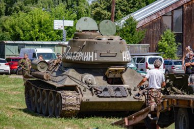 İkinci Dünya Savaşı 'nın yeniden inşası. Alman ve Sovyet ordusundaki askeri üniformalı insanlar.